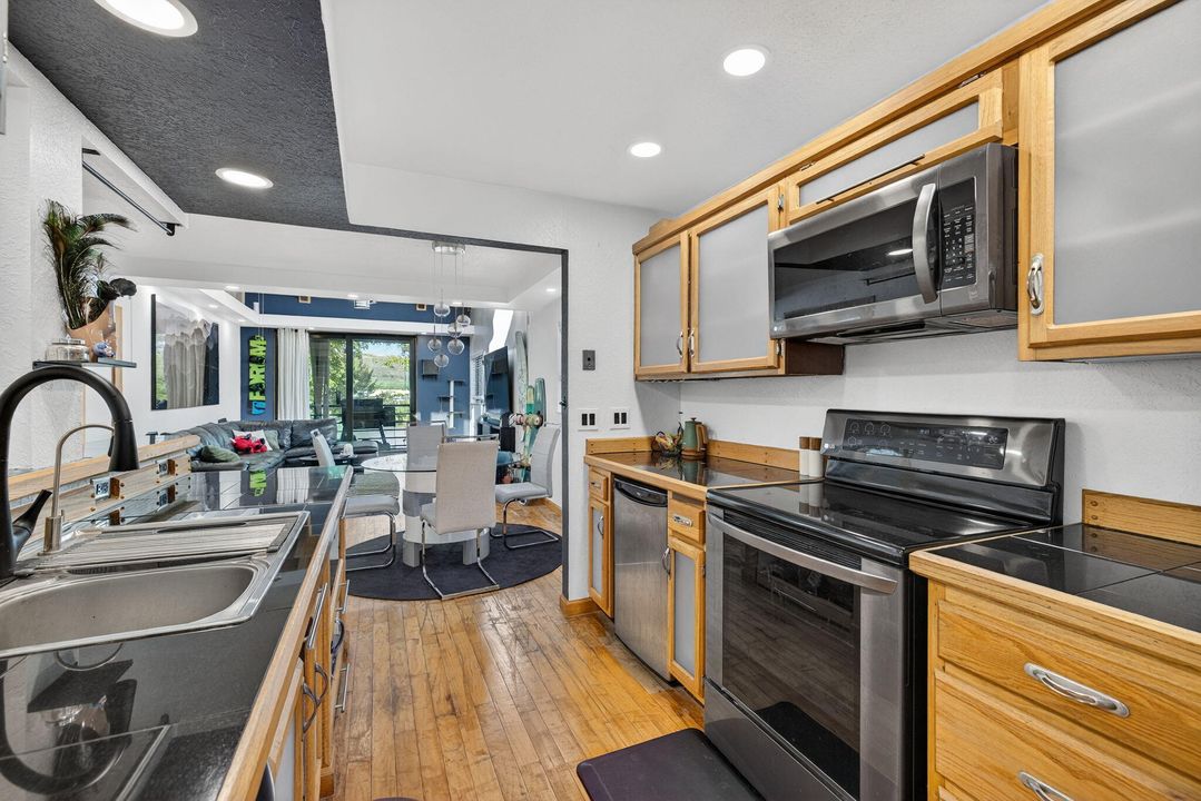 For Sale: $310,000 (2 beds, 2 baths, 1275 Square Feet)