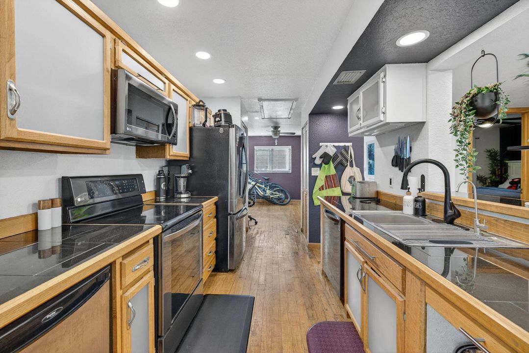 For Sale: $310,000 (2 beds, 2 baths, 1275 Square Feet)