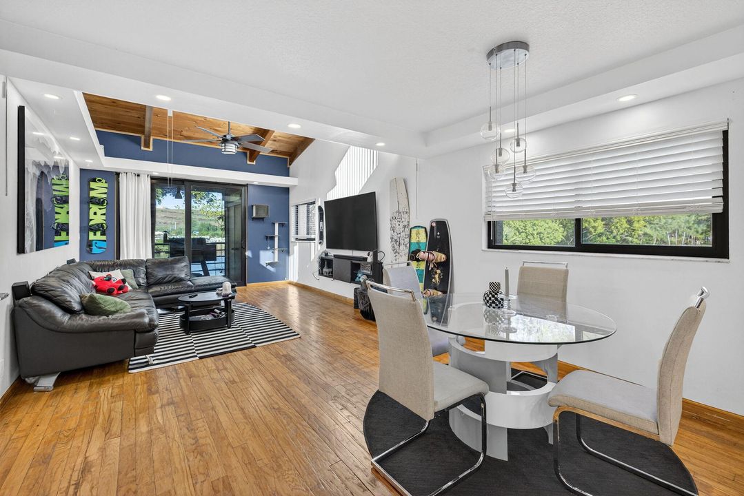 For Sale: $310,000 (2 beds, 2 baths, 1275 Square Feet)