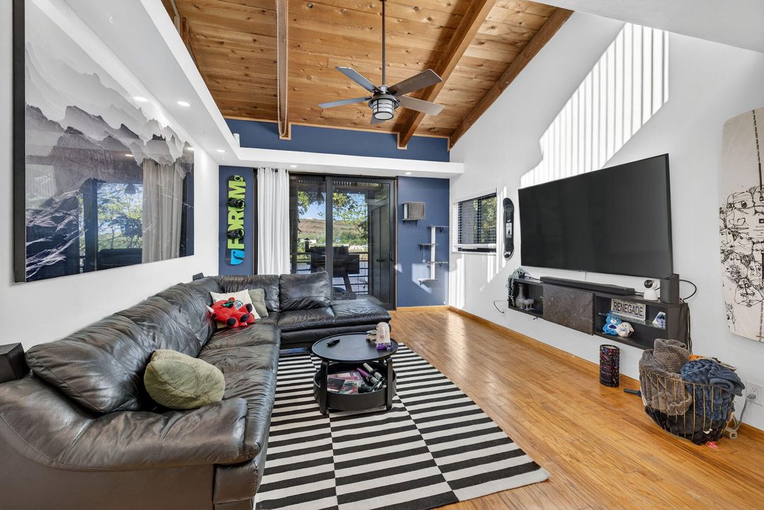 For Sale: $310,000 (2 beds, 2 baths, 1275 Square Feet)