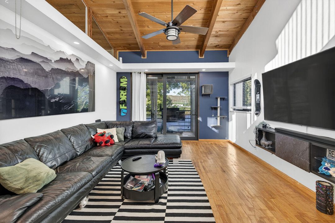 For Sale: $310,000 (2 beds, 2 baths, 1275 Square Feet)