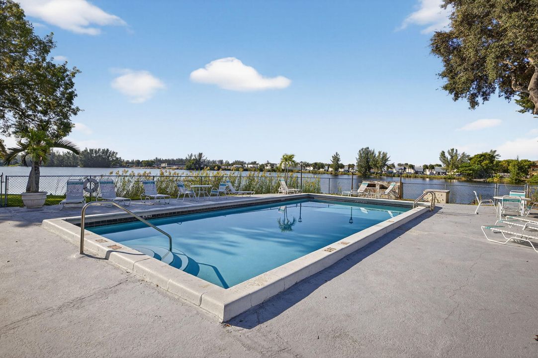 For Sale: $310,000 (2 beds, 2 baths, 1275 Square Feet)