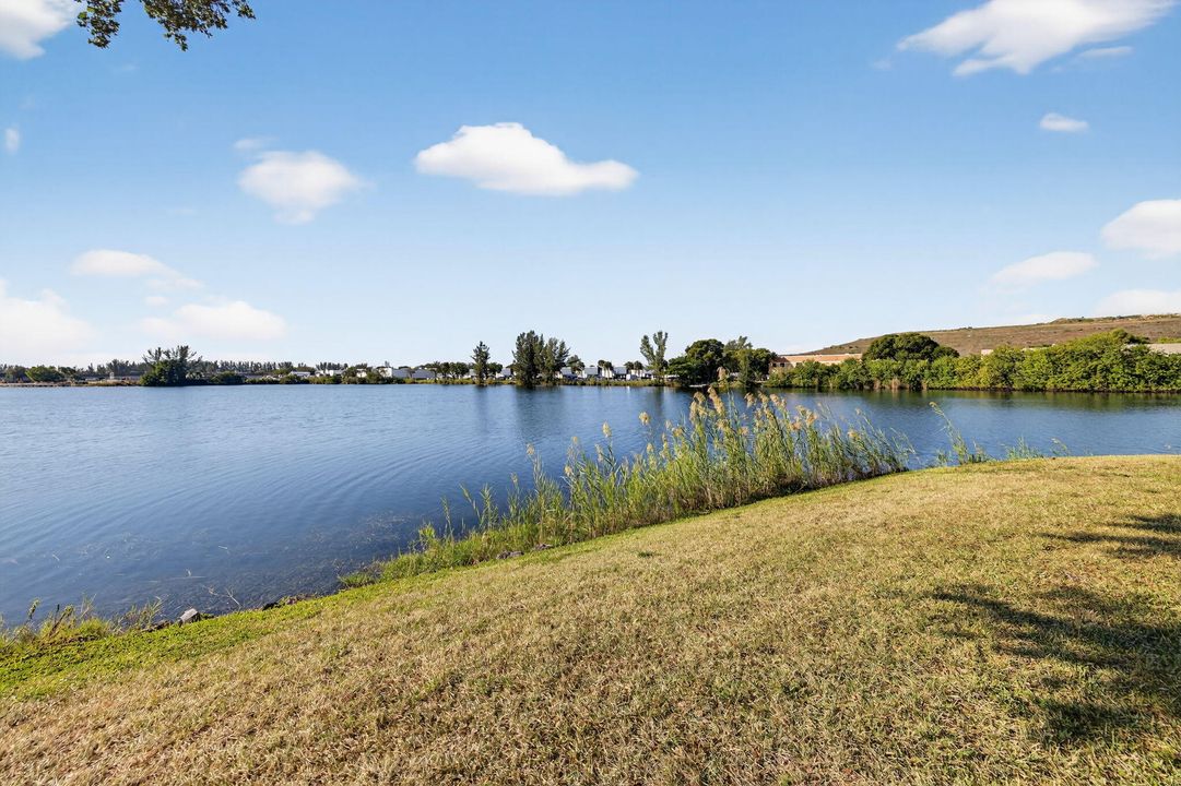 For Sale: $310,000 (2 beds, 2 baths, 1275 Square Feet)