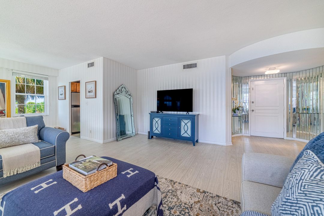 For Sale: $490,000 (2 beds, 2 baths, 1395 Square Feet)