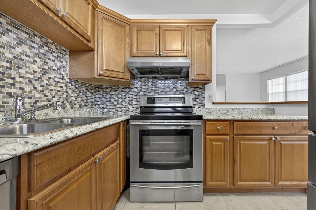 待售: $199,000 (2 贝兹, 1 浴室, 798 平方英尺)