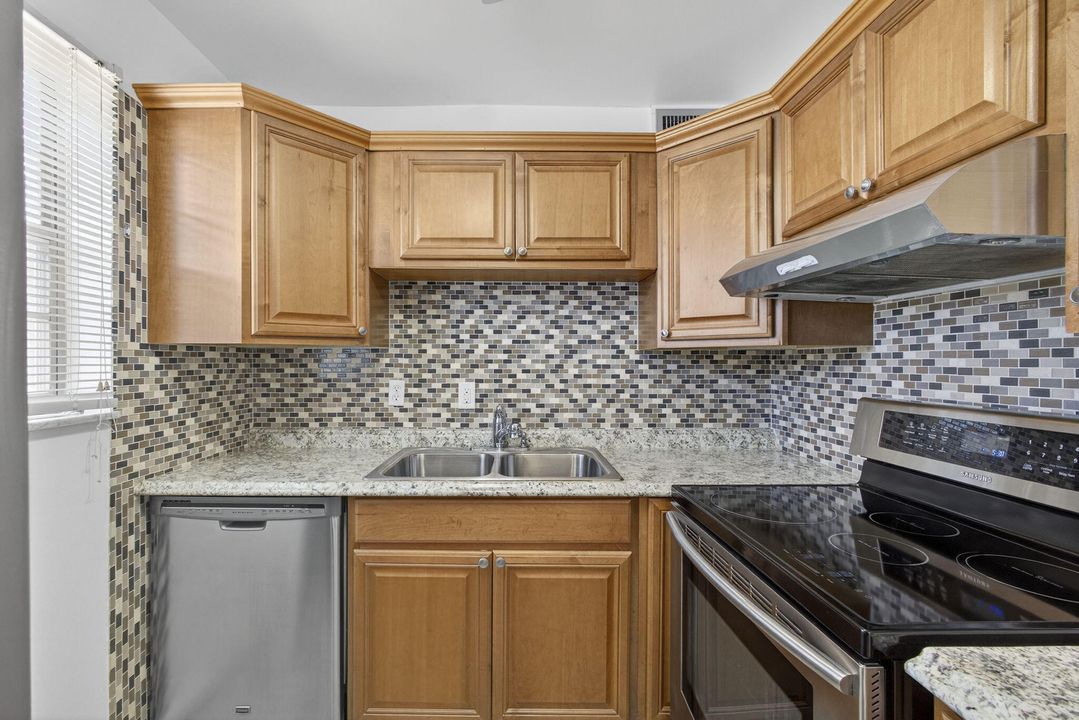 待售: $199,000 (2 贝兹, 1 浴室, 798 平方英尺)