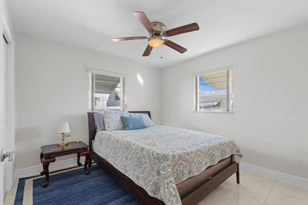 For Sale: $285,000 (2 beds, 1 baths, 1011 Square Feet)