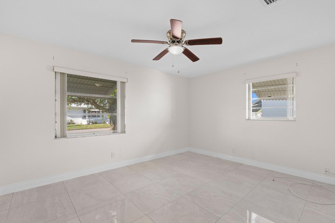 For Sale: $285,000 (2 beds, 1 baths, 1011 Square Feet)