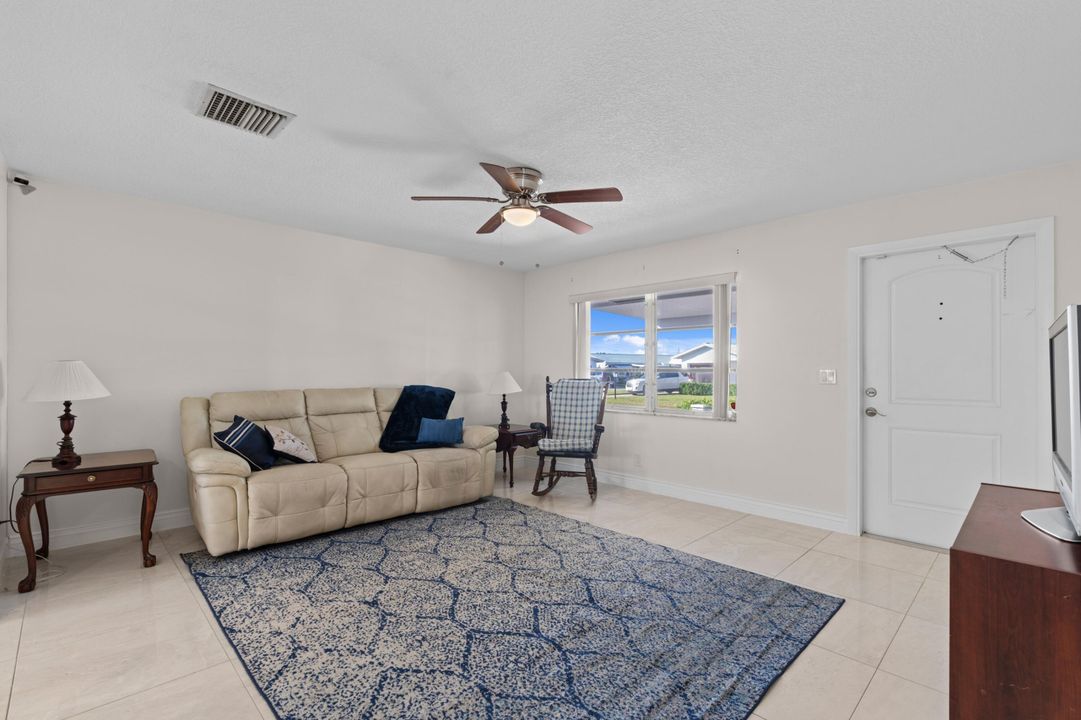 For Sale: $285,000 (2 beds, 1 baths, 1011 Square Feet)