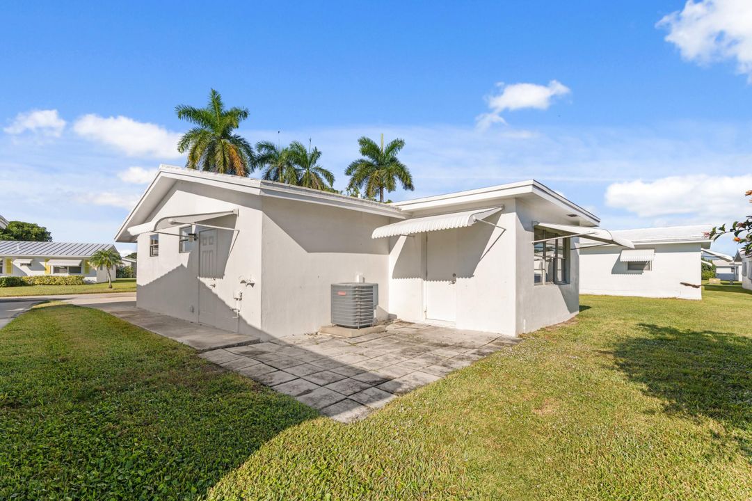 For Sale: $285,000 (2 beds, 1 baths, 1011 Square Feet)