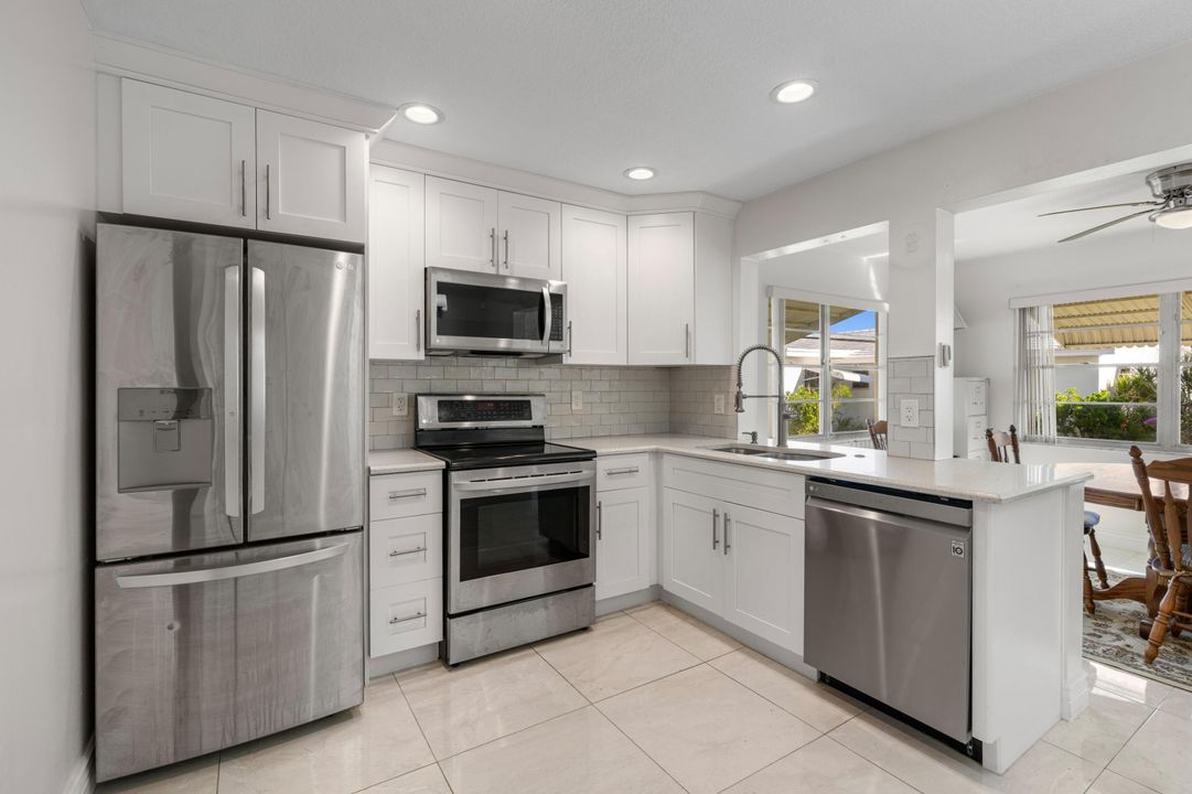 For Sale: $285,000 (2 beds, 1 baths, 1011 Square Feet)