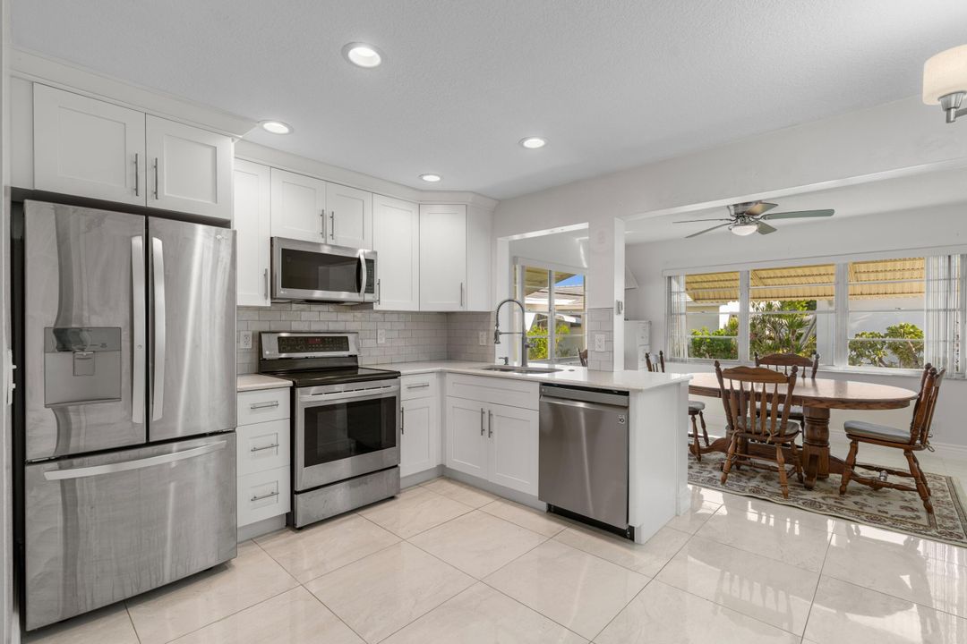 For Sale: $285,000 (2 beds, 1 baths, 1011 Square Feet)