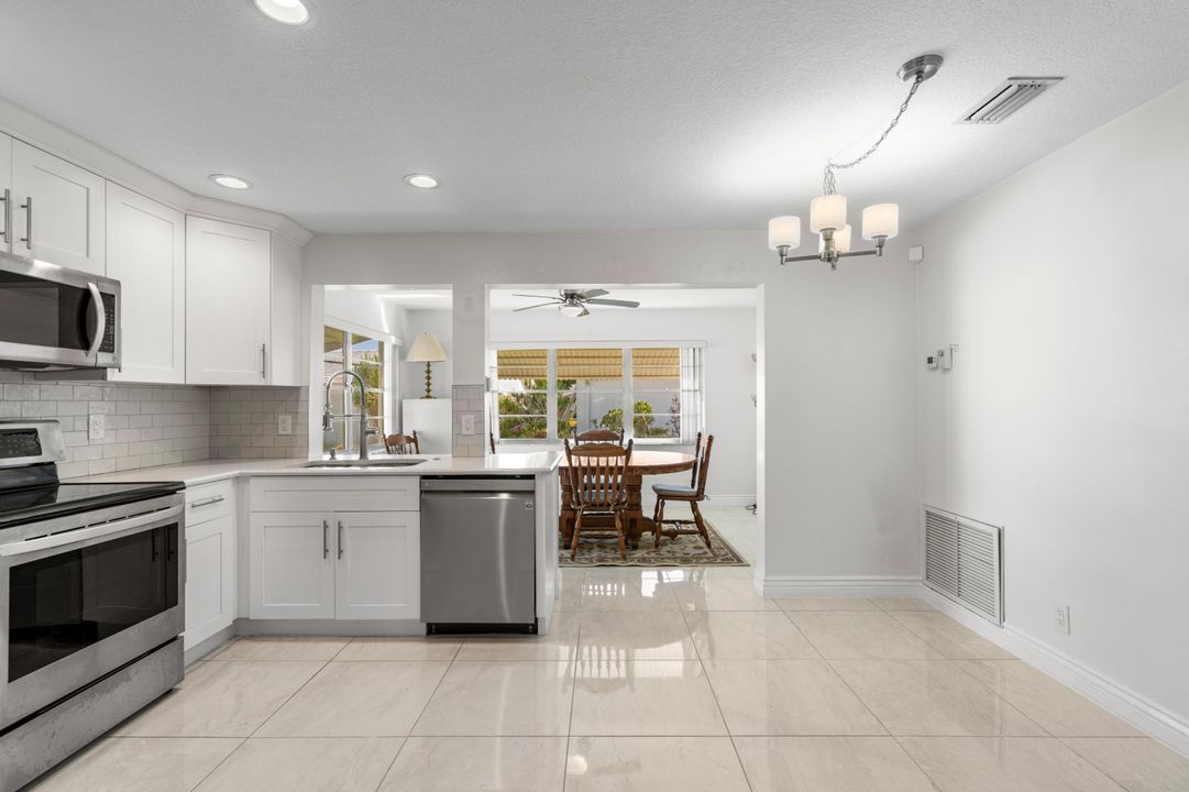 For Sale: $285,000 (2 beds, 1 baths, 1011 Square Feet)