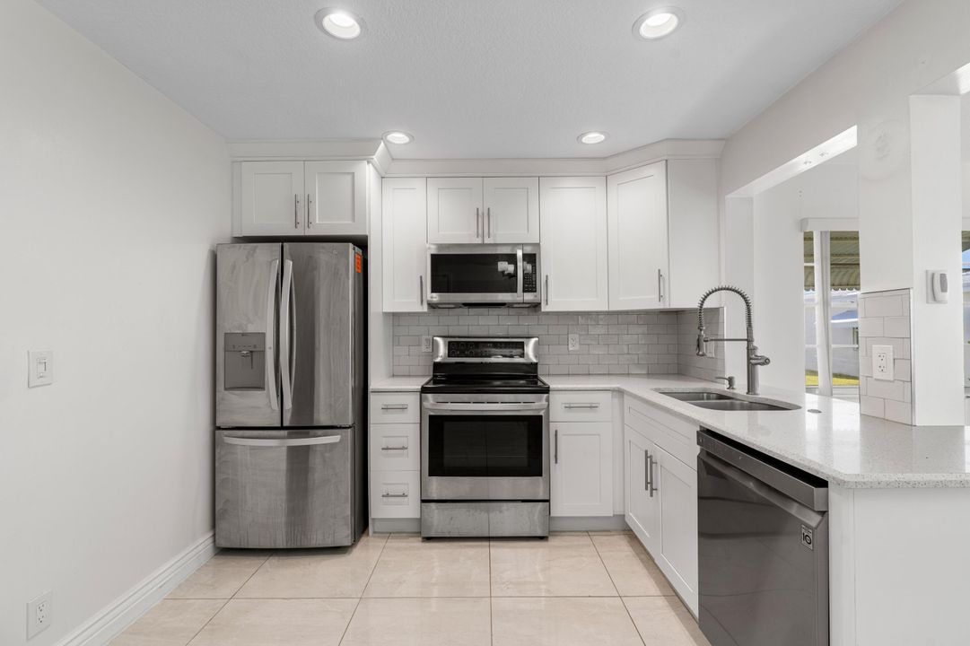 For Sale: $285,000 (2 beds, 1 baths, 1011 Square Feet)