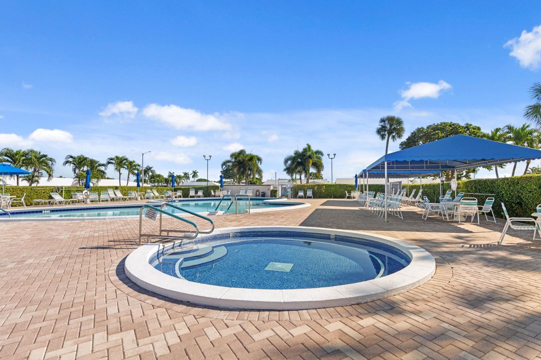 For Sale: $285,000 (2 beds, 1 baths, 1011 Square Feet)