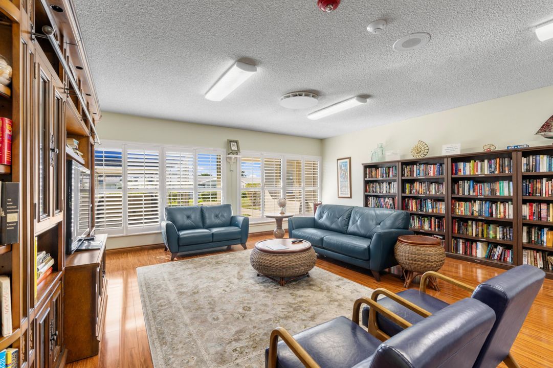 For Sale: $285,000 (2 beds, 1 baths, 1011 Square Feet)