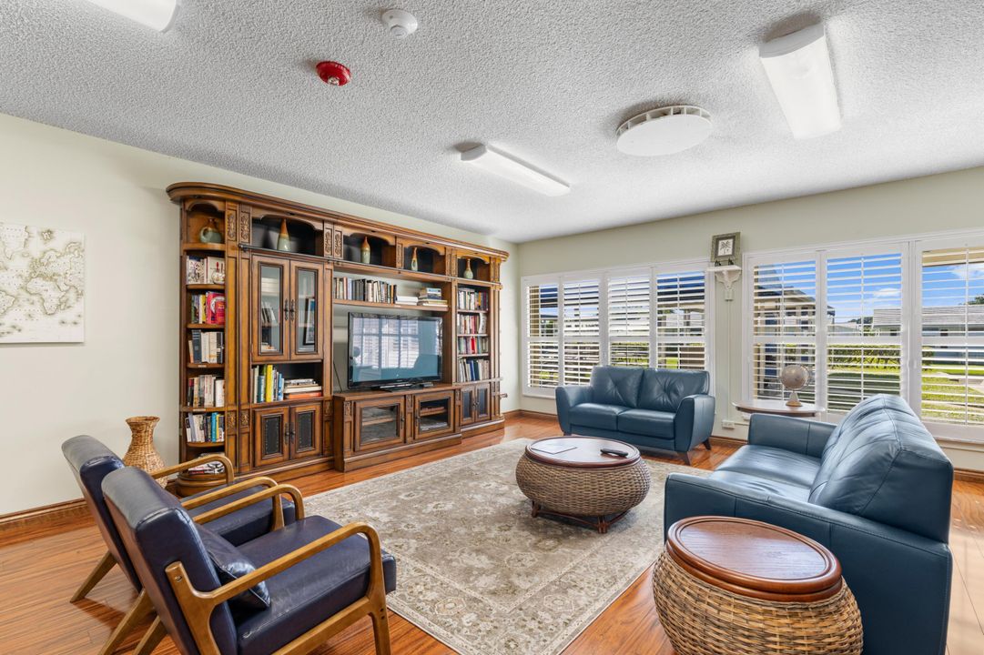 For Sale: $285,000 (2 beds, 1 baths, 1011 Square Feet)