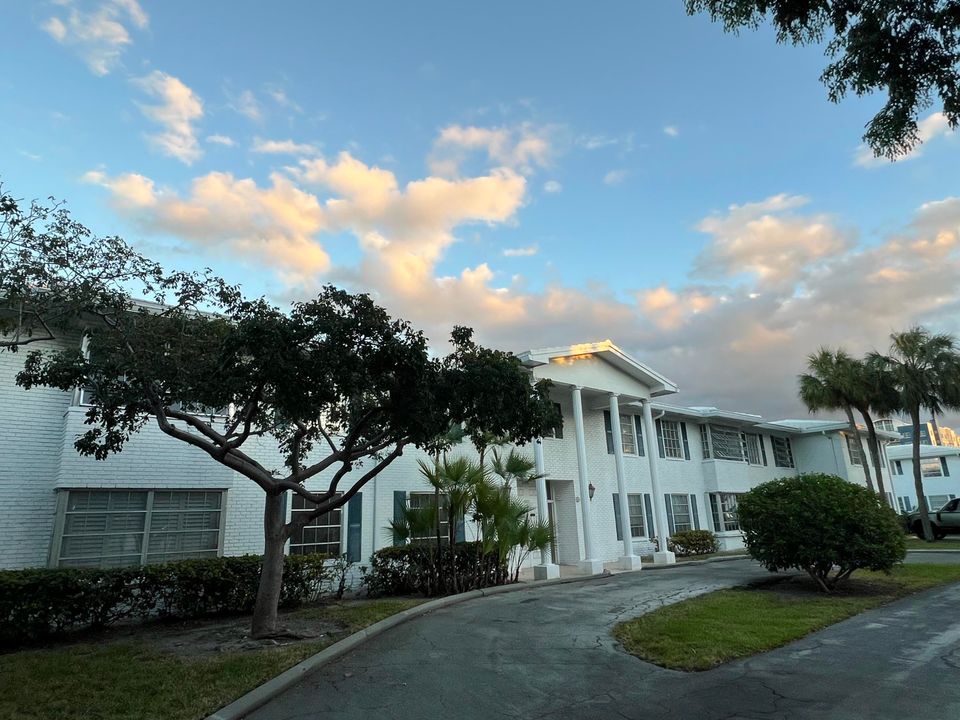 待售: $164,900 (2 贝兹, 1 浴室, 875 平方英尺)