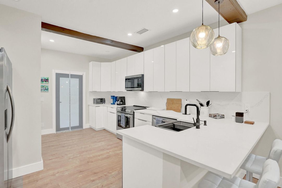 For Rent: $7,200 (3 beds, 3 baths, 1667 Square Feet)