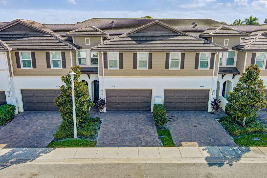 En Renta: $4,350 (3 camas, 2 baños, 2144 Pies cuadrados)