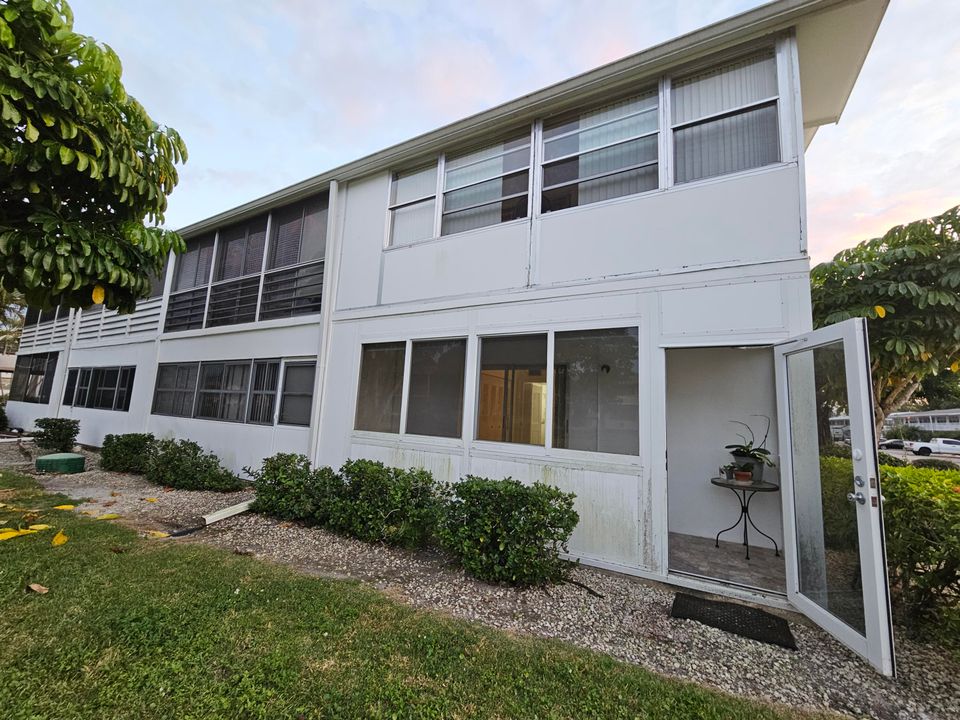 For Sale: $77,000 (1 beds, 1 baths, 702 Square Feet)