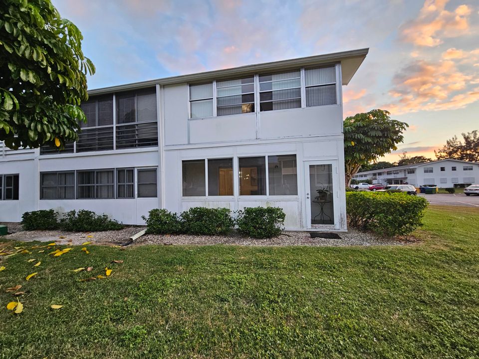 For Sale: $77,000 (1 beds, 1 baths, 702 Square Feet)