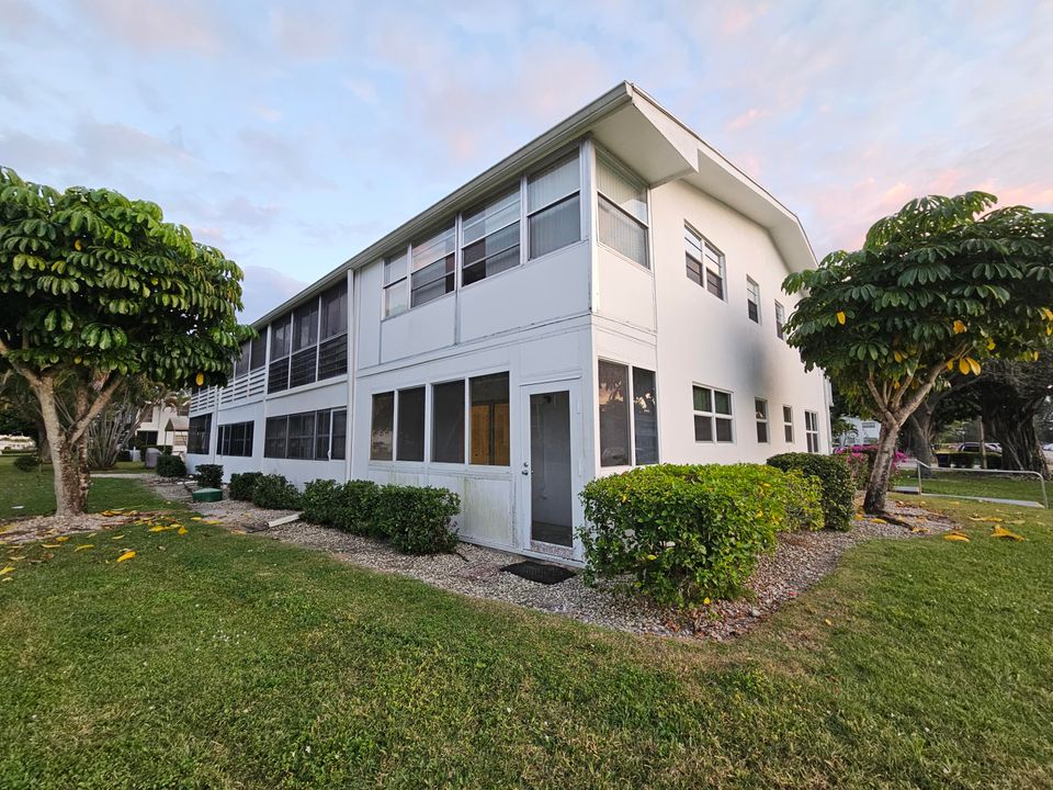 For Sale: $77,000 (1 beds, 1 baths, 702 Square Feet)