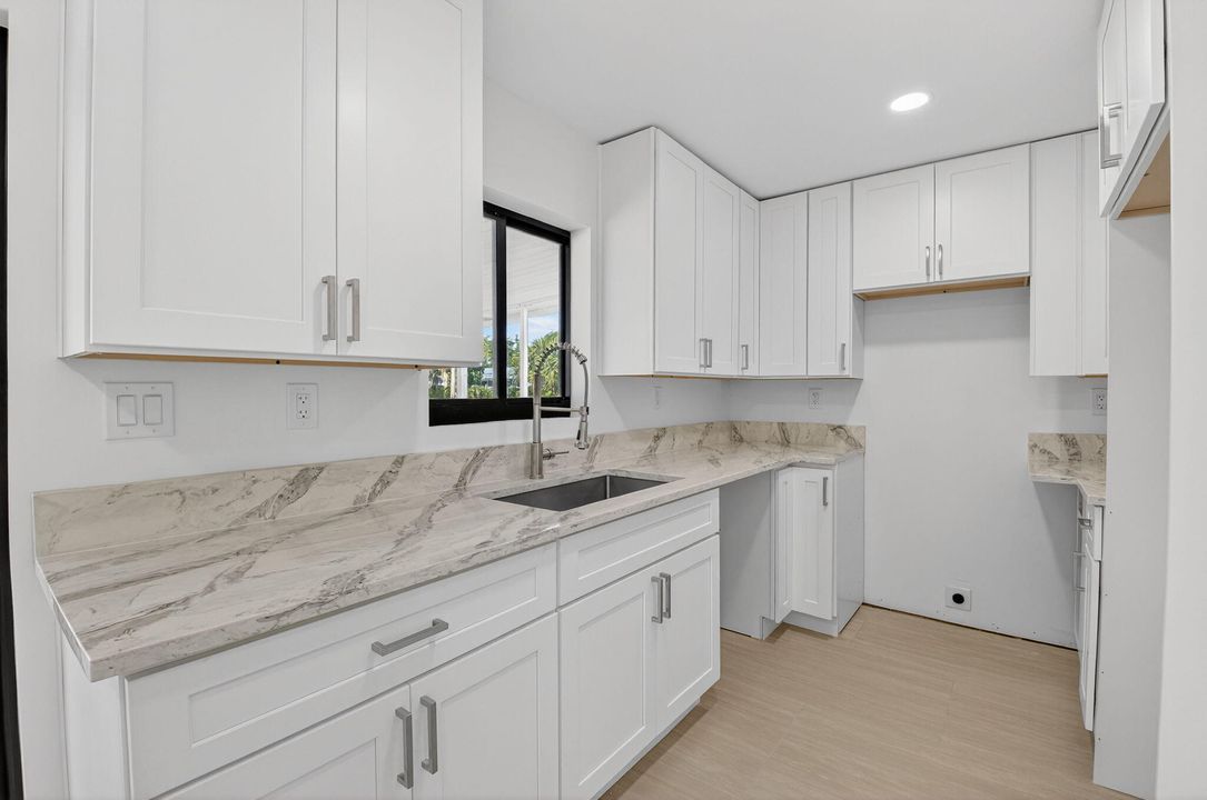 待售: $550,000 (3 贝兹, 2 浴室, 1084 平方英尺)