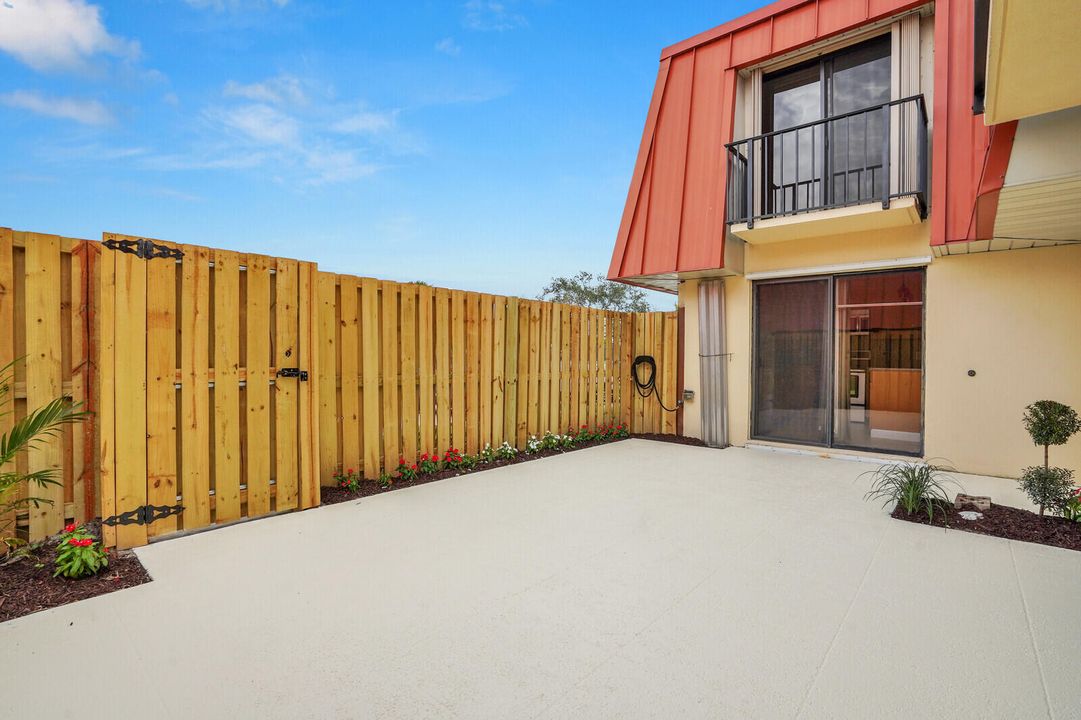 待售: $330,000 (2 贝兹, 2 浴室, 1184 平方英尺)