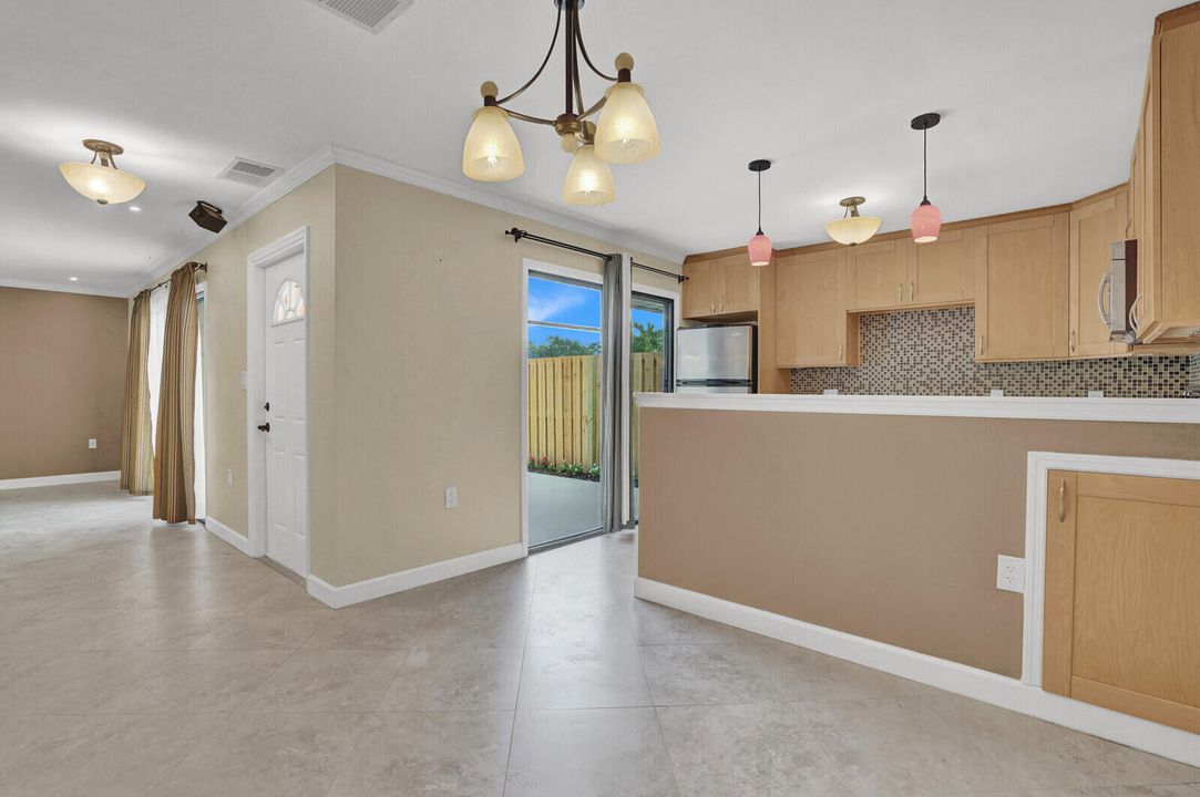 待售: $330,000 (2 贝兹, 2 浴室, 1184 平方英尺)