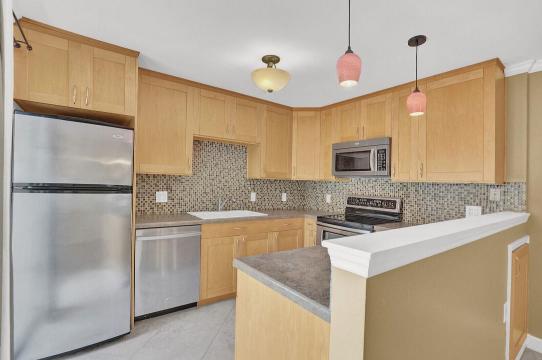 待售: $330,000 (2 贝兹, 2 浴室, 1184 平方英尺)