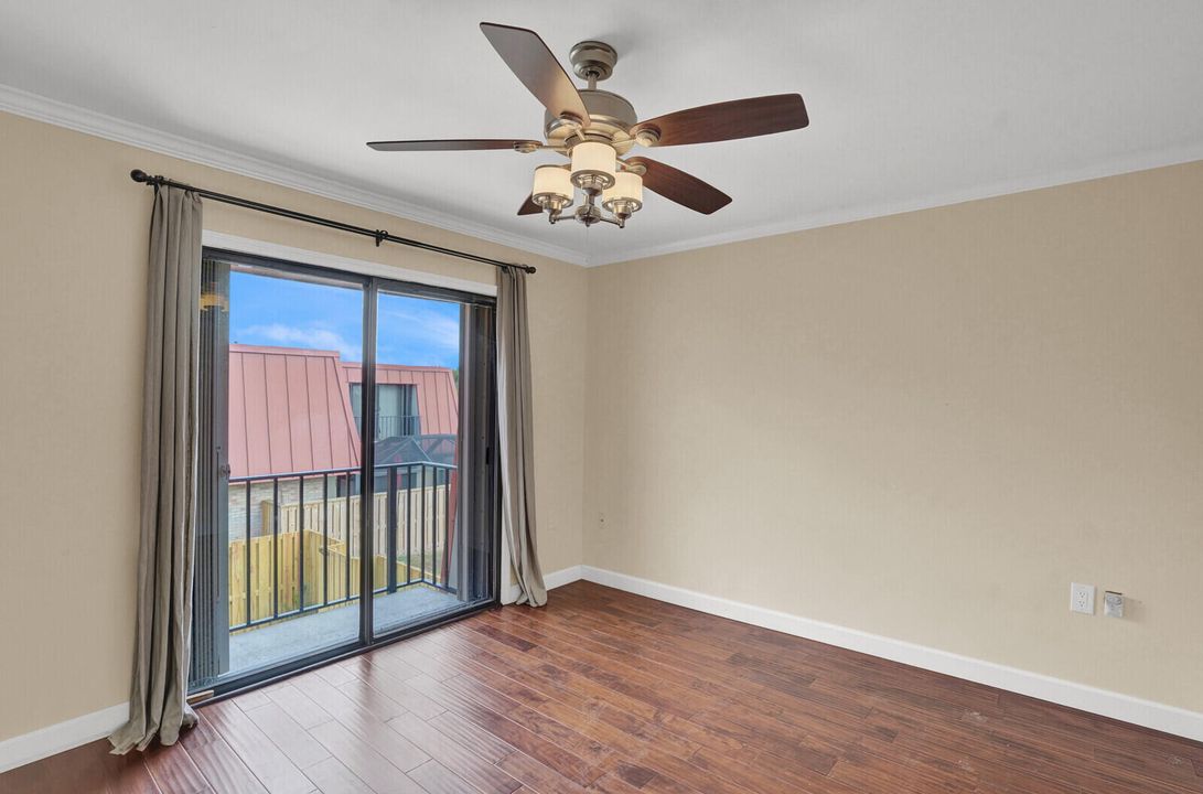 待售: $330,000 (2 贝兹, 2 浴室, 1184 平方英尺)