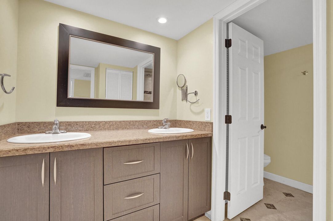 待售: $330,000 (2 贝兹, 2 浴室, 1184 平方英尺)