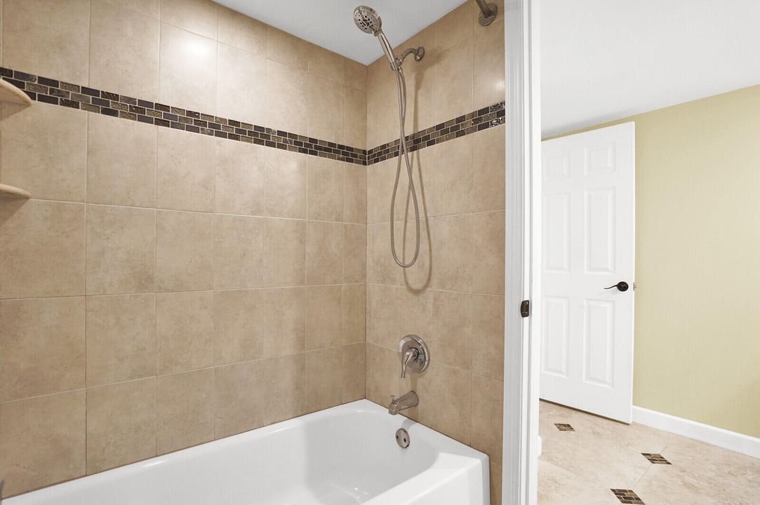 待售: $330,000 (2 贝兹, 2 浴室, 1184 平方英尺)