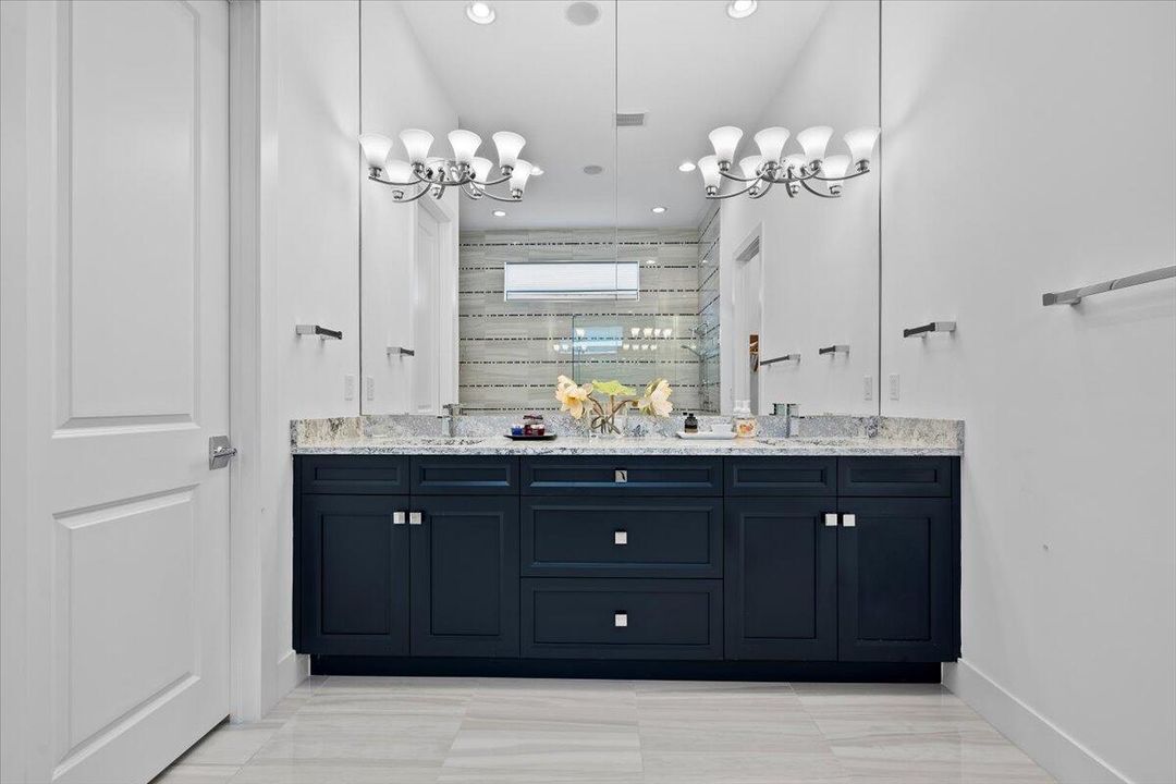 En Renta: $10,000 (3 camas, 2 baños, 2359 Pies cuadrados)