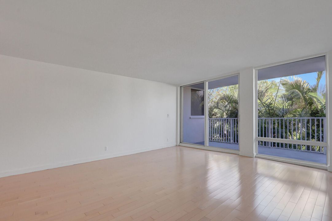 For Sale: $1,649,000 (2 beds, 2 baths, 953 Square Feet)