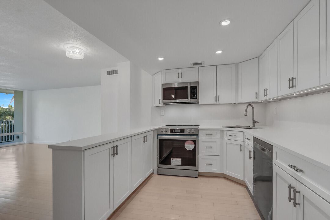 For Sale: $1,649,000 (2 beds, 2 baths, 953 Square Feet)