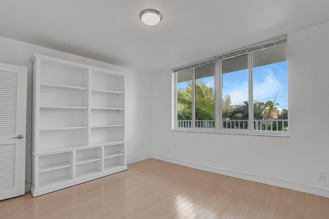 For Sale: $1,649,000 (2 beds, 2 baths, 953 Square Feet)