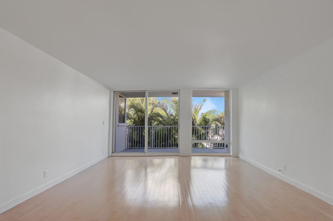 For Sale: $1,649,000 (2 beds, 2 baths, 953 Square Feet)