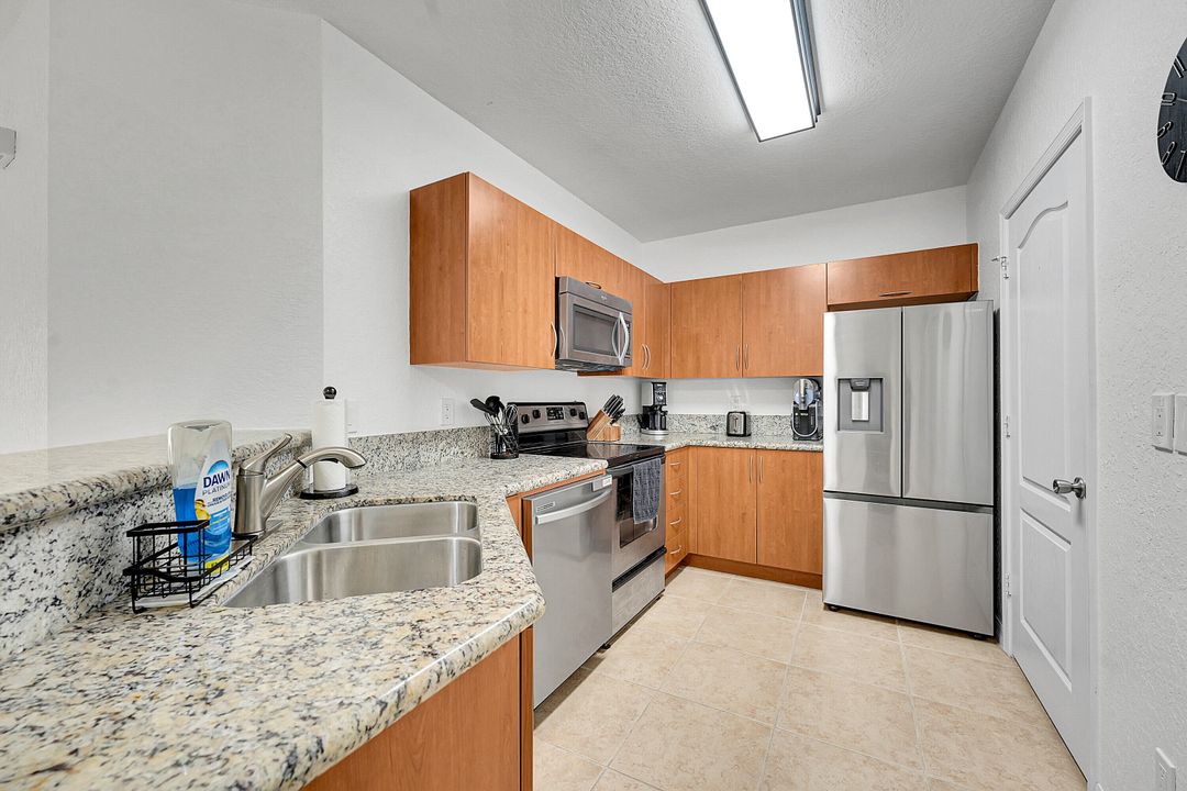 For Sale: $185,000 (1 beds, 1 baths, 875 Square Feet)