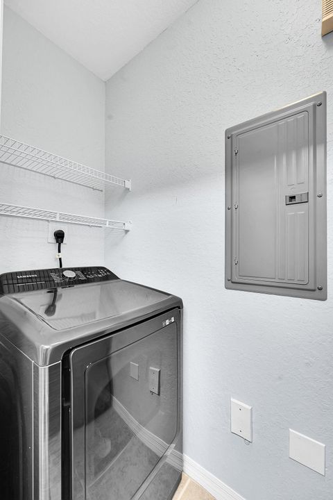 For Sale: $185,000 (1 beds, 1 baths, 875 Square Feet)