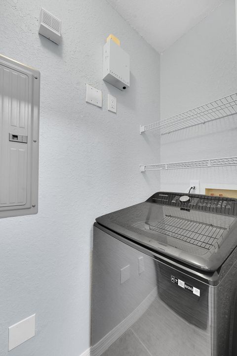 For Sale: $185,000 (1 beds, 1 baths, 875 Square Feet)