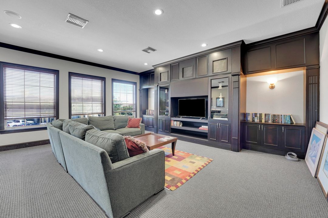 For Sale: $185,000 (1 beds, 1 baths, 875 Square Feet)