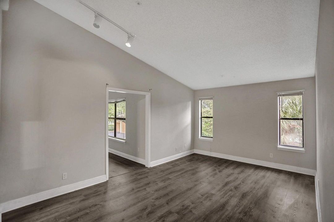 Active With Contract: $2,000 (2 beds, 2 baths, 1122 Square Feet)