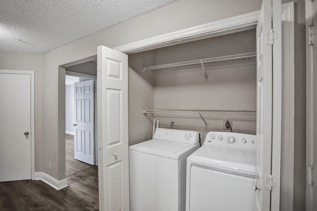 Active With Contract: $2,000 (2 beds, 2 baths, 1122 Square Feet)