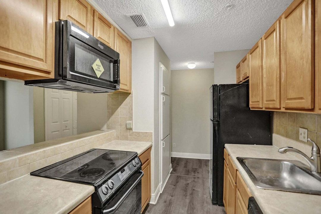 Active With Contract: $2,000 (2 beds, 2 baths, 1122 Square Feet)