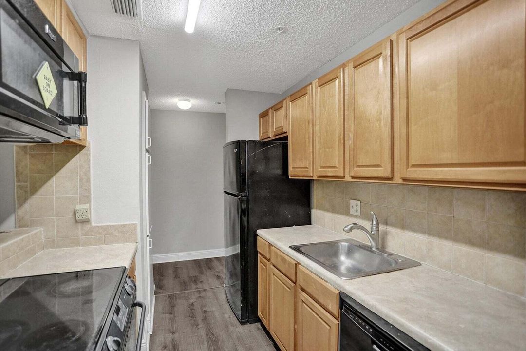 Active With Contract: $2,000 (2 beds, 2 baths, 1122 Square Feet)