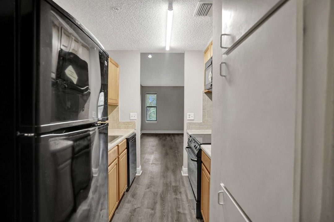 Active With Contract: $2,000 (2 beds, 2 baths, 1122 Square Feet)