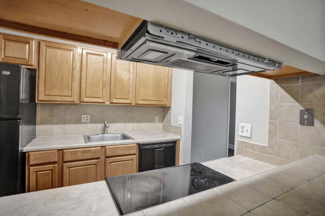 Active With Contract: $2,000 (2 beds, 2 baths, 1122 Square Feet)