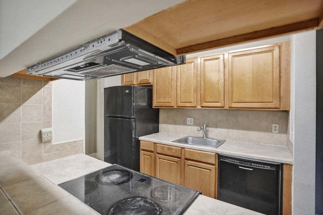 Active With Contract: $2,000 (2 beds, 2 baths, 1122 Square Feet)